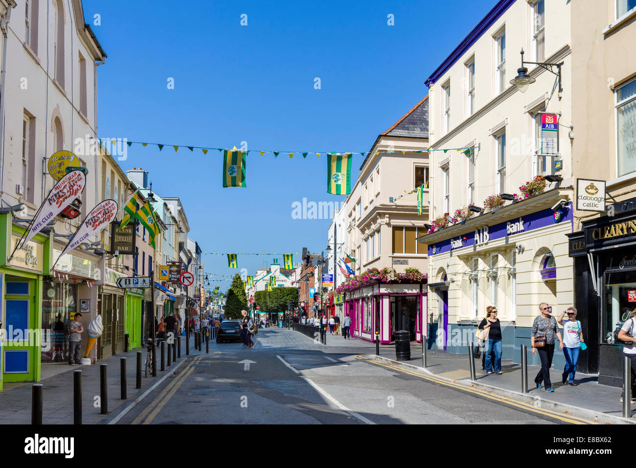 Pubs, shops and restaurants on Main Street, Killarney, County Kerry, Republic of Ireland Stock Photo