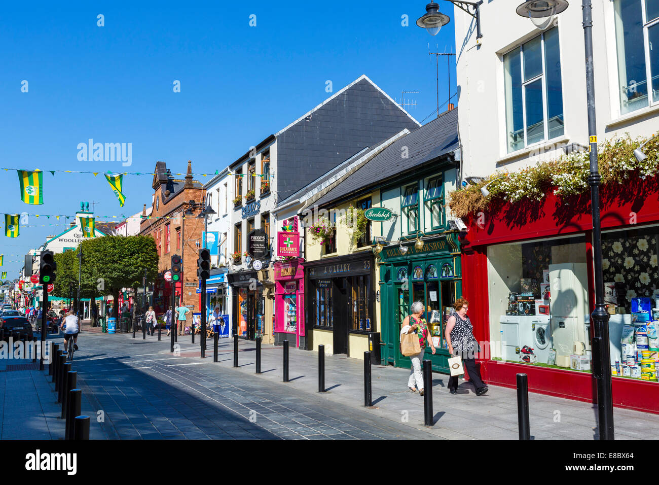 Pubs, shops and restaurants on Main Street, Killarney, County Kerry, Republic of Ireland Stock Photo