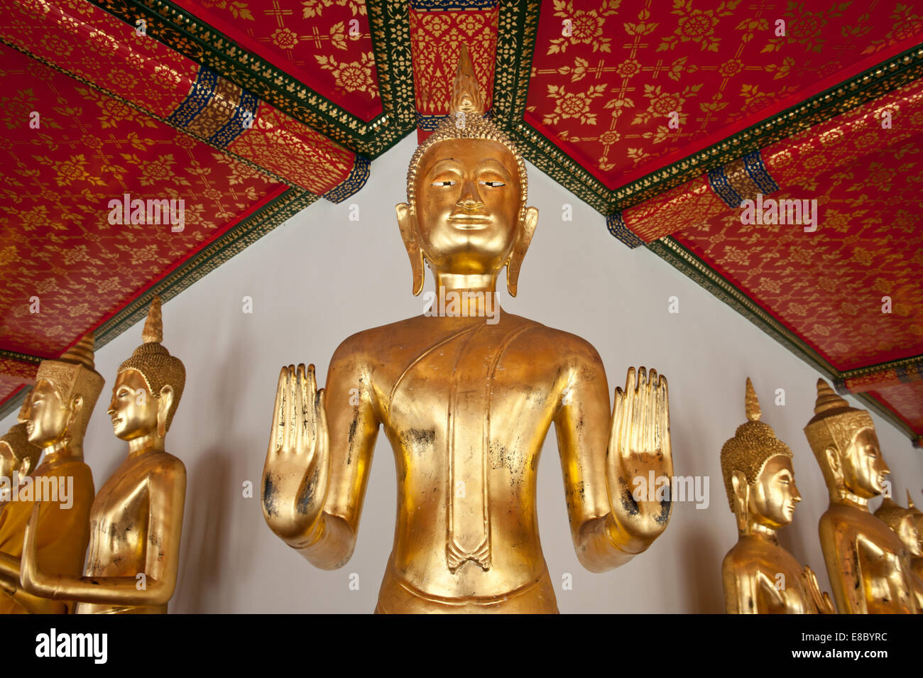 Golden Buddha statues in a Buddhist temple Stock Photo - Alamy
