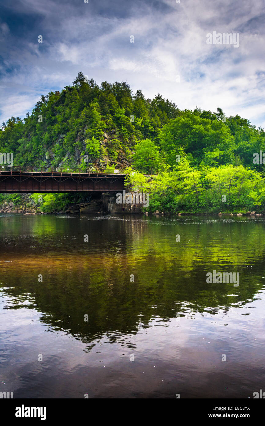 Railroad bridge and mountain along the Lehigh River in Lehigh Gorge State Park, Pennsylvania. Stock Photo
