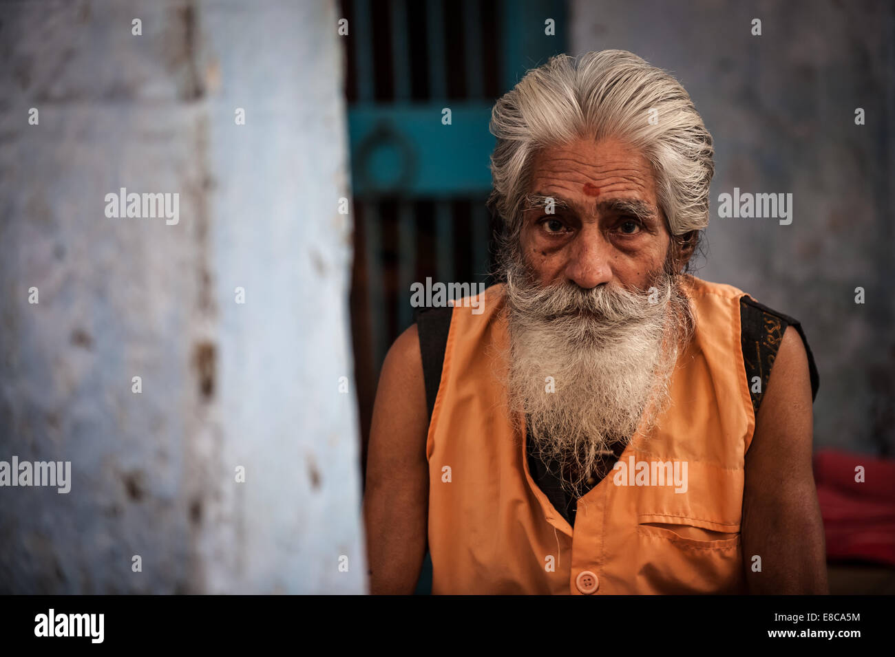 Old Indian man motionless on the roadside with traditional Indian clothes Stock Photo