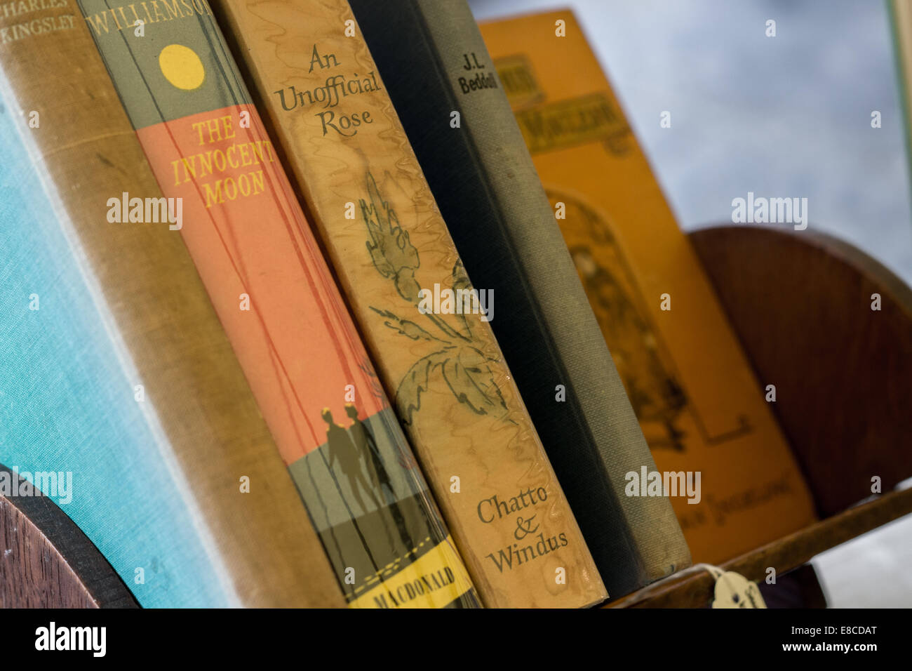 Books antiques craft fair stall hi-res stock photography and images - Alamy