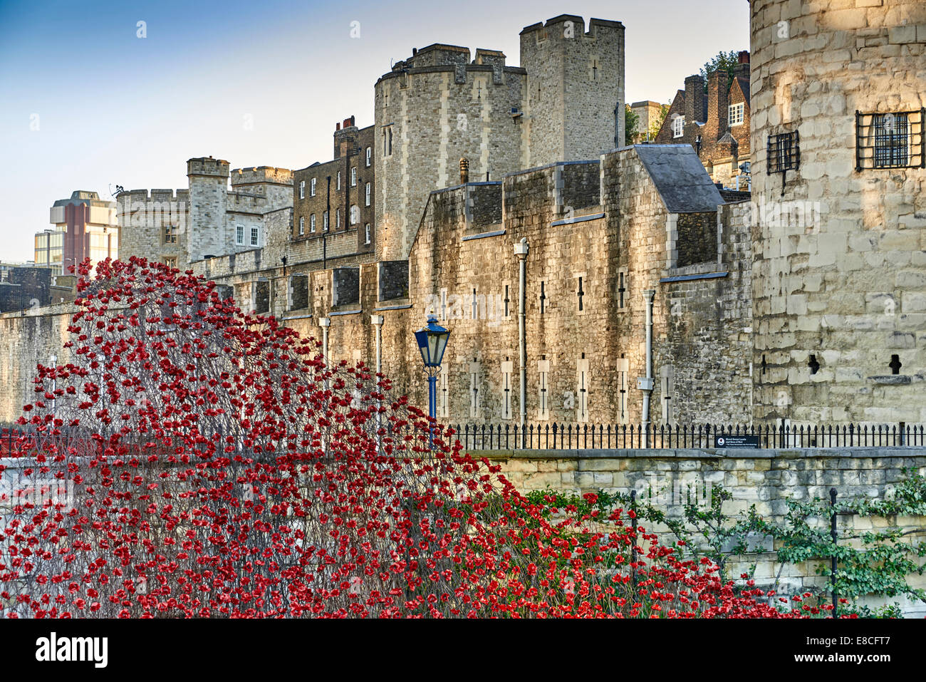 Tower of London Poppies in the Moat HRP-Tower London -WW1-LogoFrom 5 August 2014 to 11 November 2034 Stock Photo