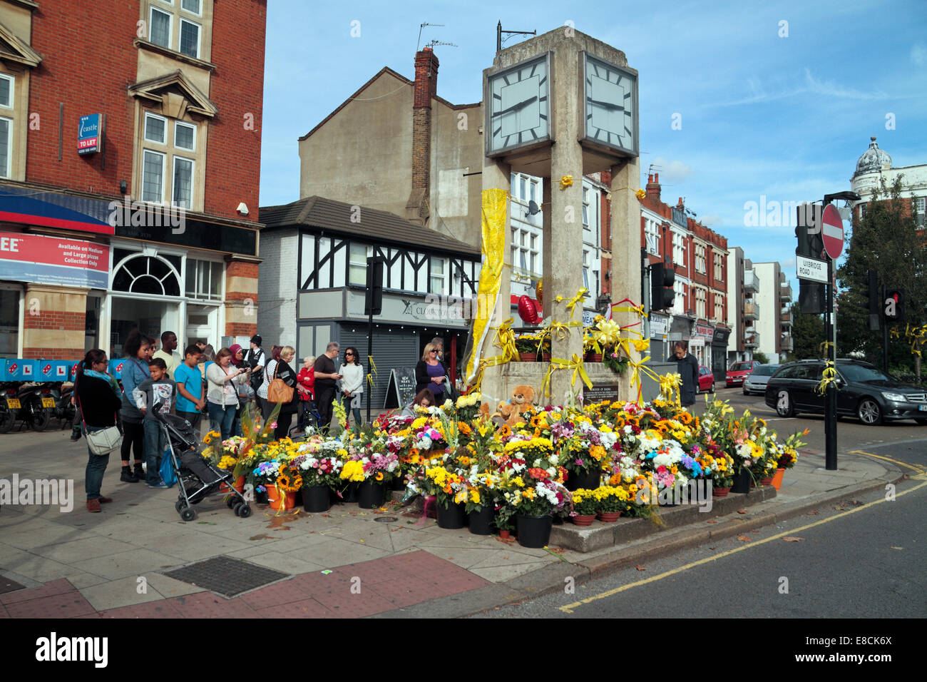 Hanwell, London, UK. 5th Oct, 2014. People stand looking at the Stock