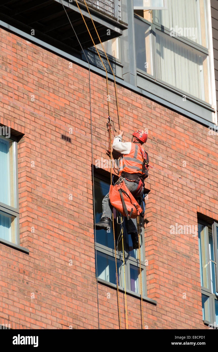 Worker using rope access hires stock photography and images Alamy
