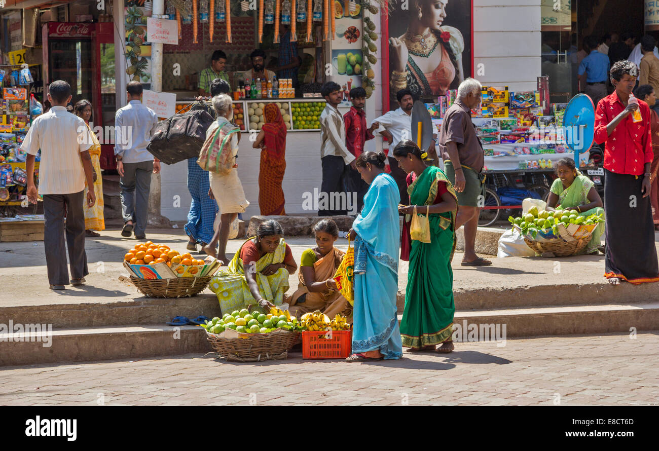 MEENAKSHI AMMAN TEMPLE MADURAI INDIA FRUIT SELLERS AND STALLS OUTSIDE A TEMPLE Stock Photo