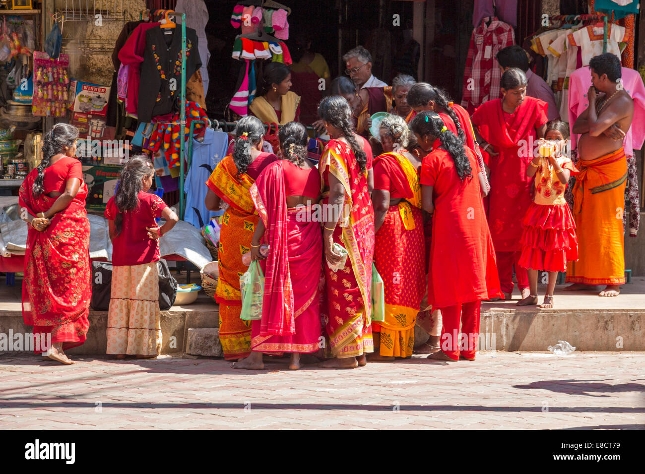 MEENAKSHI AMMAN TEMPLE MADURAI INDIA PILGRIMS BUYING AT THE SHOPS OUTSIDE THE TEMPLES Stock