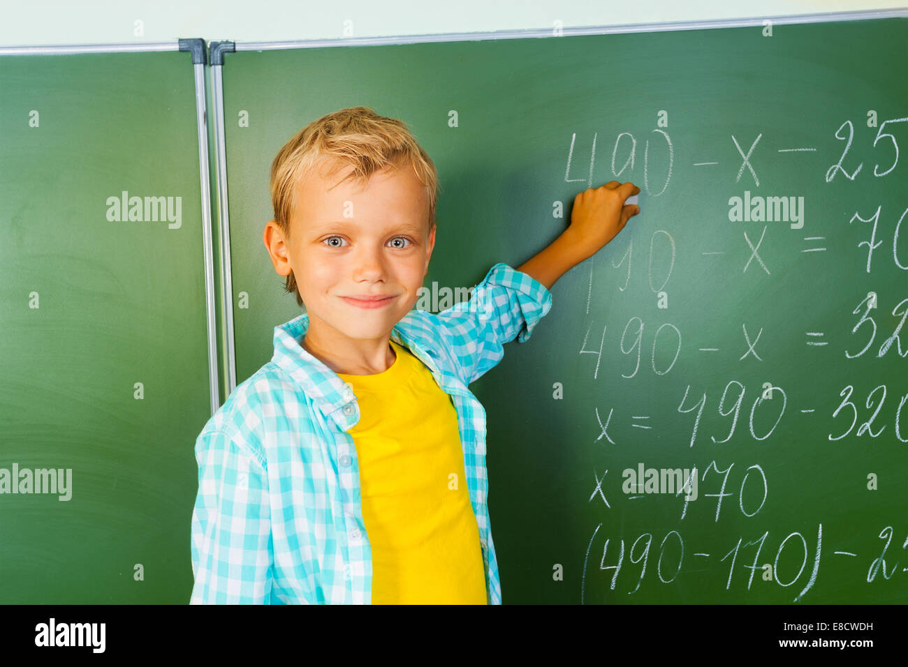 Учительница у доски. Девочка возле доски. Ученица у доски. У доски стояла она. У доски стояла она.