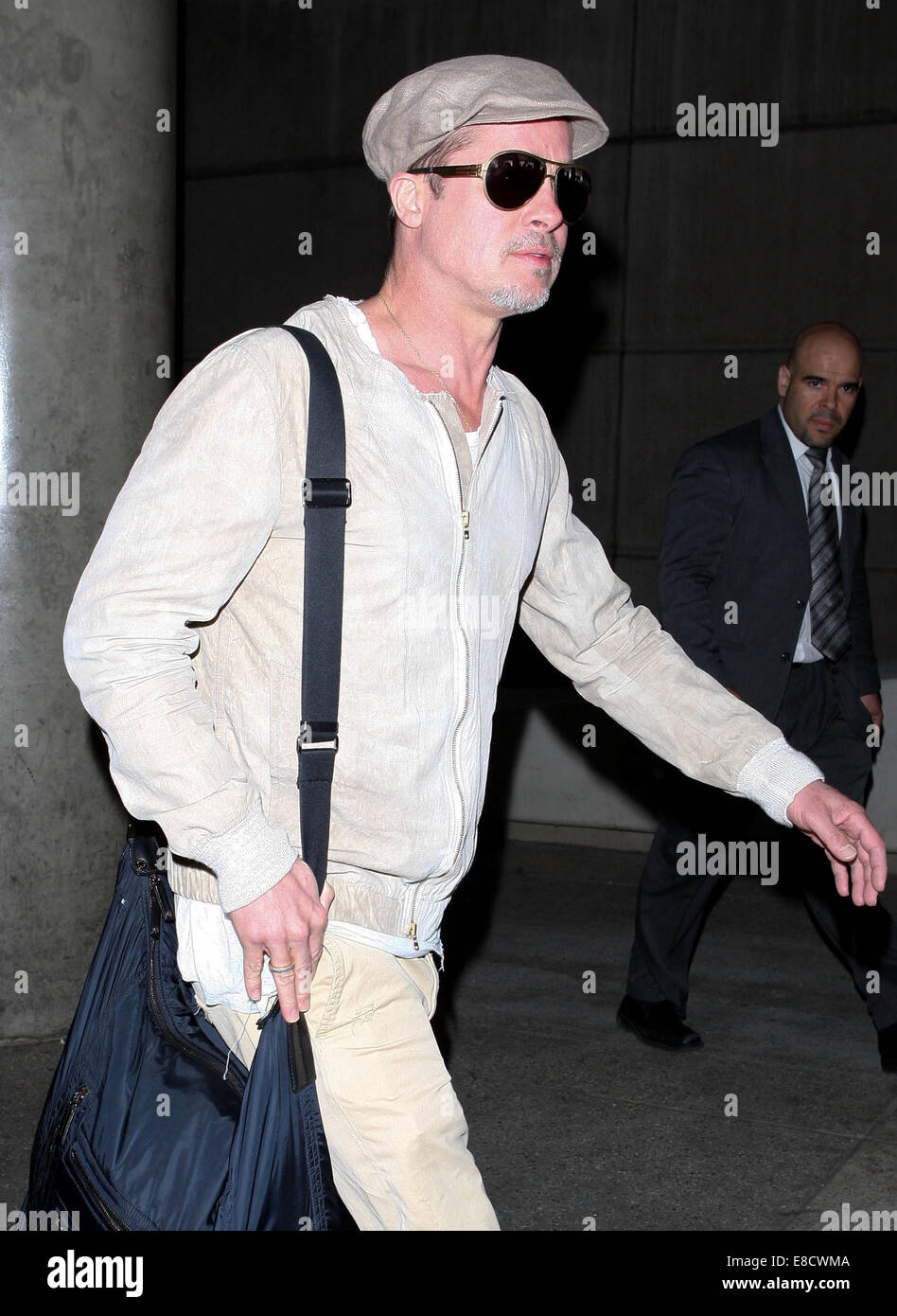 Brad Pitt arrives at Los Angeles International Airport (LAX) wearing a  messenger bag Featuring: Brad Pitt Where: Los Angeles, California, United  States When: 02 Apr 2014 Stock Photo - Alamy