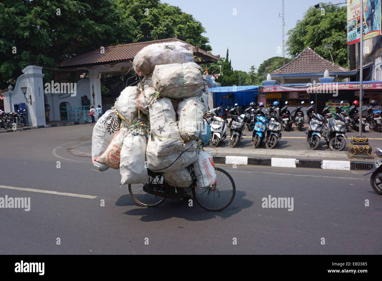 Rubbish piled on the street hi-res stock photography and images - Alamy