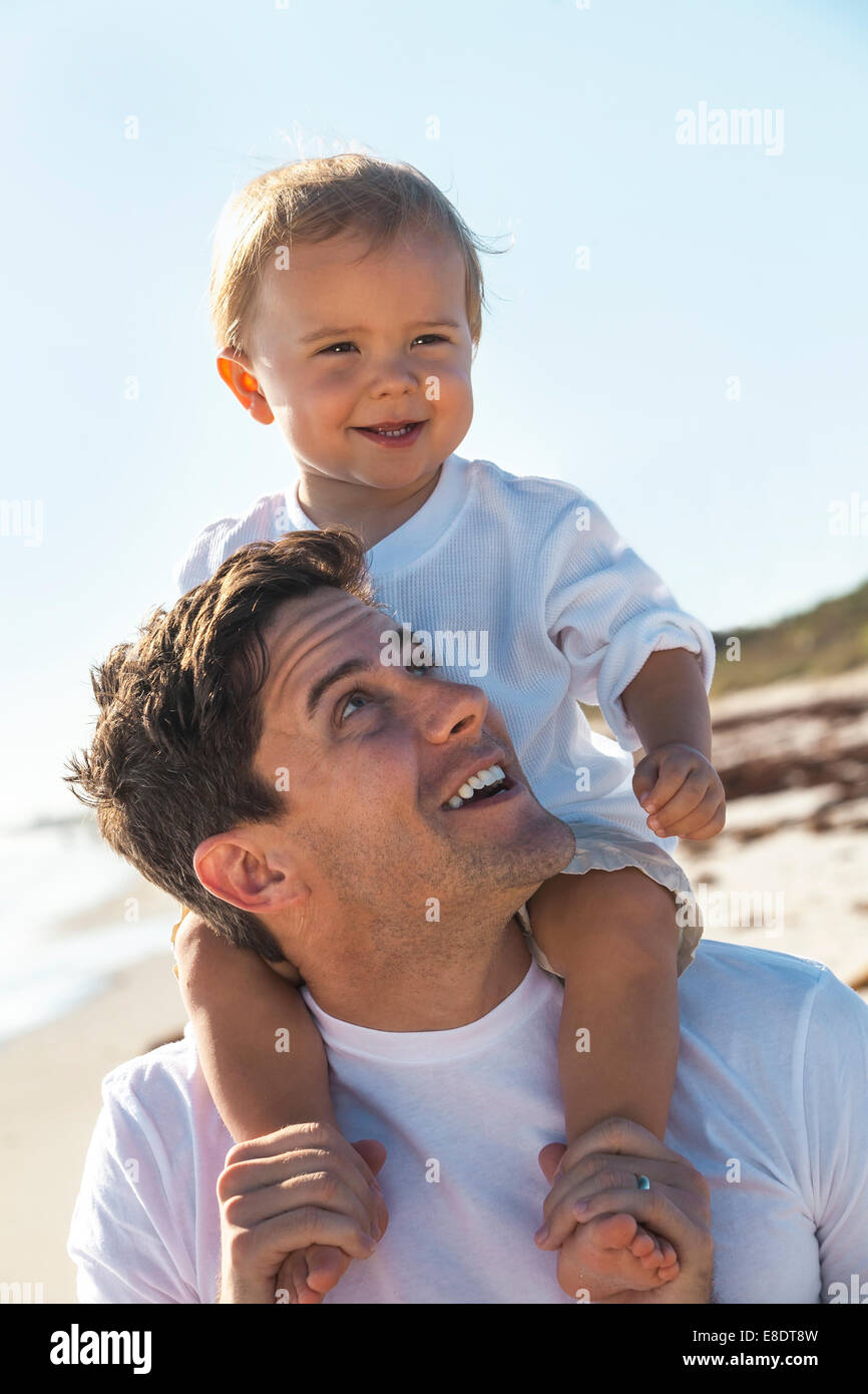 Как быть в моменте с ребенком. Дети радуются. Мама играет с малышом. Ребёнок на плечах у папы. Мальчик верхом на папе.