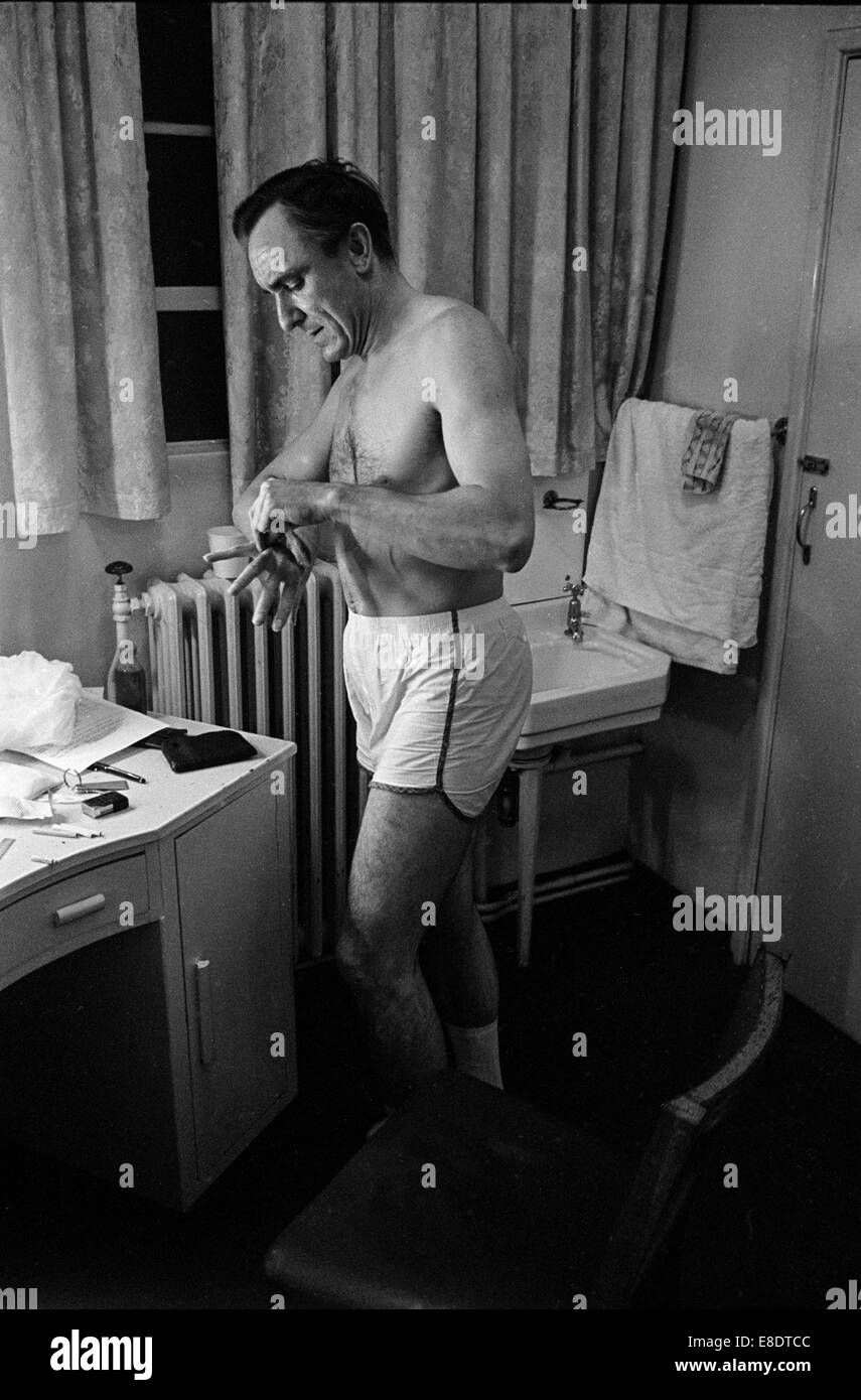British actor Eric Porter during recording the horror-movie 'The Lost Continent' . Getting rid of make-up in his dressing-room. Stock Photo