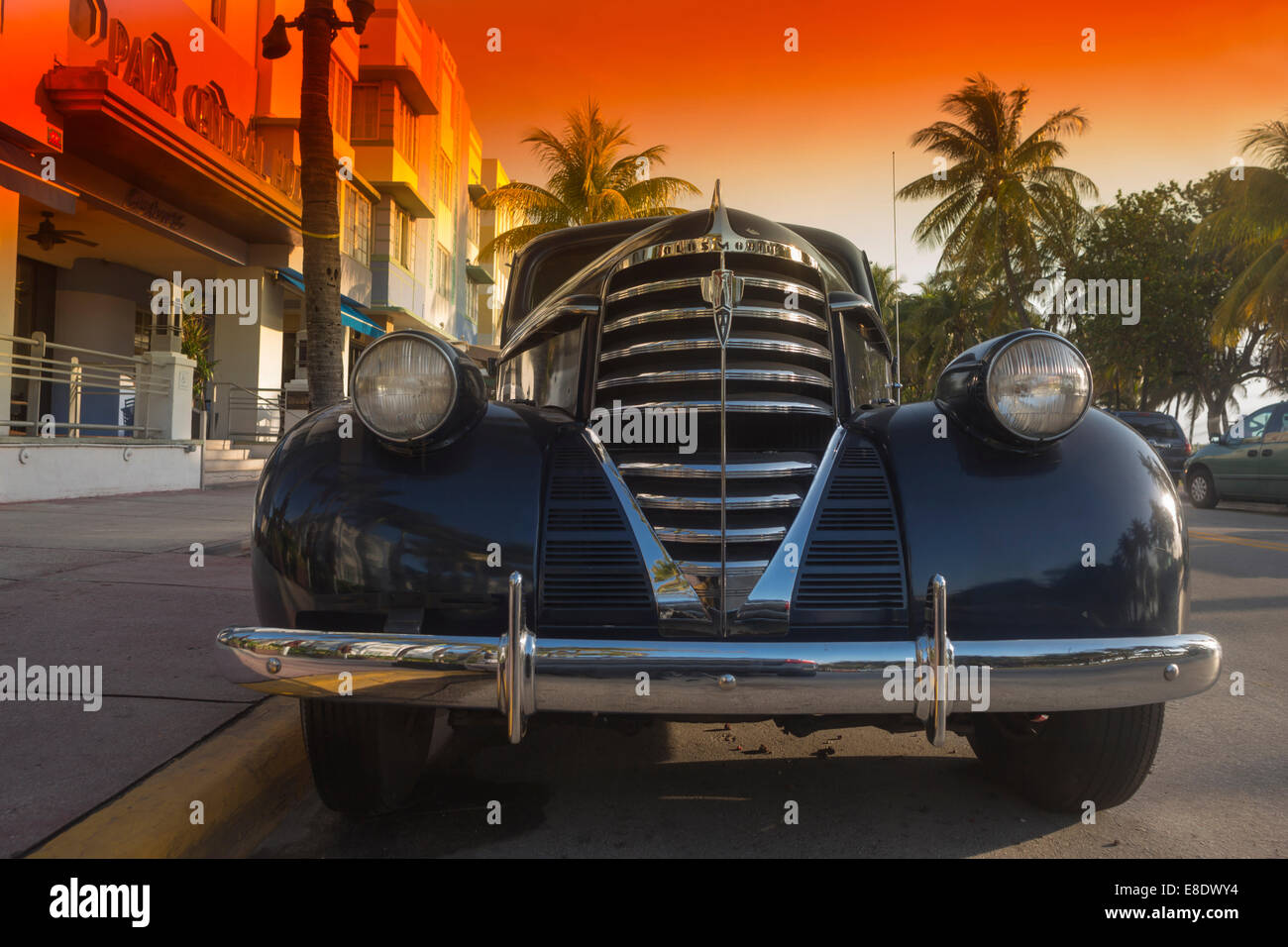 1940S BUICK EIGHT COUPE ©GENERAL MOTORS CORP 1940) PARK CENTRAL HOTEL (©HENRY HOHAUSER 1937) OCEAN DRIVE SOUTH BEACH MIAMI BEACH FLORIDA USA Stock Photo
