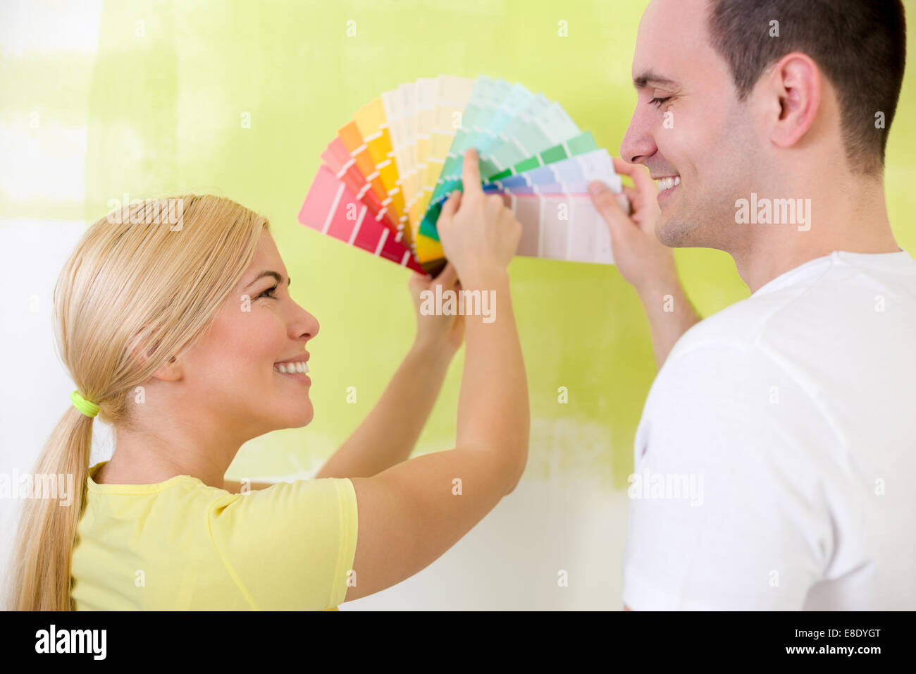 Smiling young couple with color samples Stock Photo - Alamy