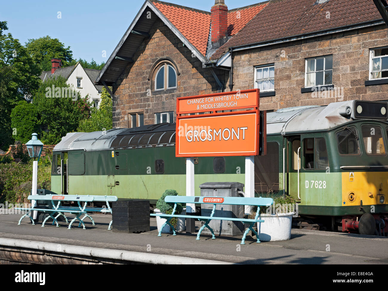 Diesel train at the platform Grosmont Railway Station North