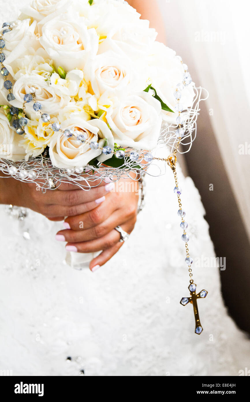 Bride Holding her Roses Bouquet and Rosary Close-up Stock Photo - Alamy