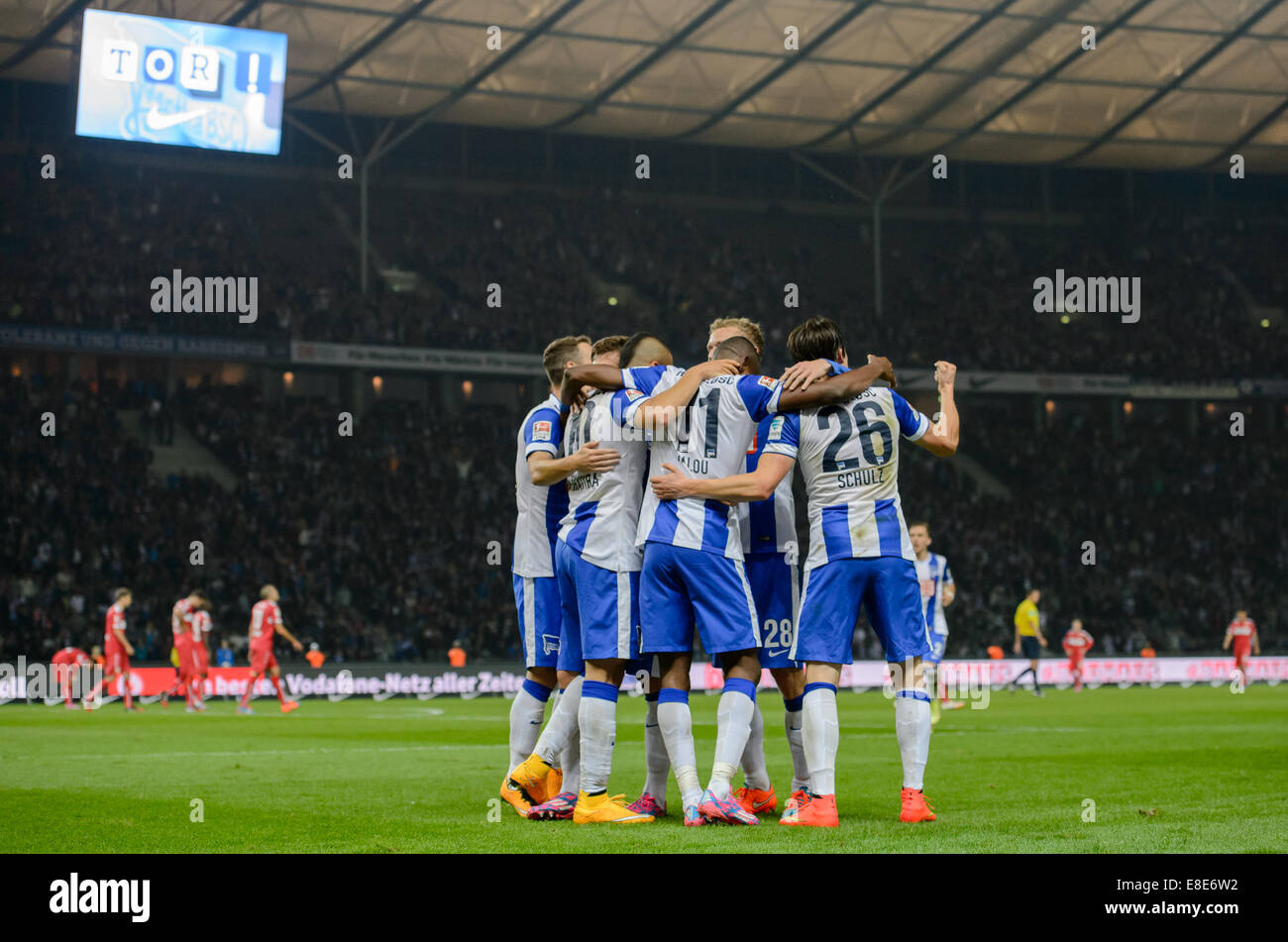 Berlin's Salomon Kalou (C) cheers after his 2:1 goal during the Bundesliga Day 7 soccer match between Hertha BSC and VfB Stuttgart at Olympiastadion in Berlin, Germany, 03 October 2014. Photo: Thomas Eisenhuth/dpa - NO WIRE SERVICE - Stock Photo