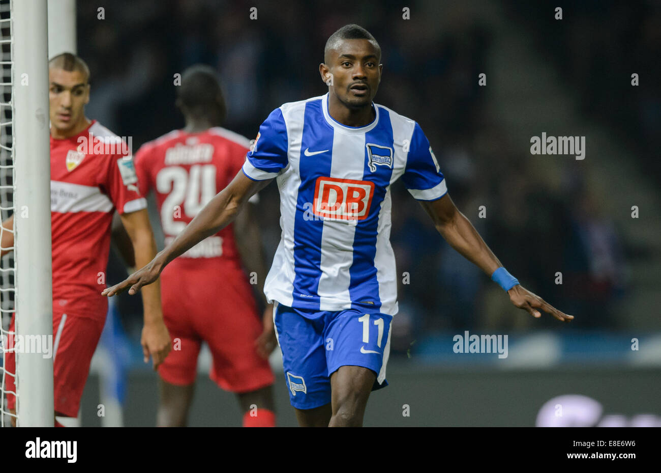 Berlin's Salomon Kalou cheers after his 2:1 goal during the Bundesliga Day 7 soccer match between Hertha BSC and VfB Stuttgart at Olympiastadion in Berlin, Germany, 03 October 2014. Photo: Thomas Eisenhuth/dpa - NO WIRE SERVICE - Stock Photo