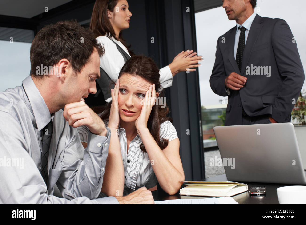 Скрывать в общении с. Люди в офисе разговаривают. Шум в офисе. Женщины ругаются в офисе. Общение коллег в офисе.