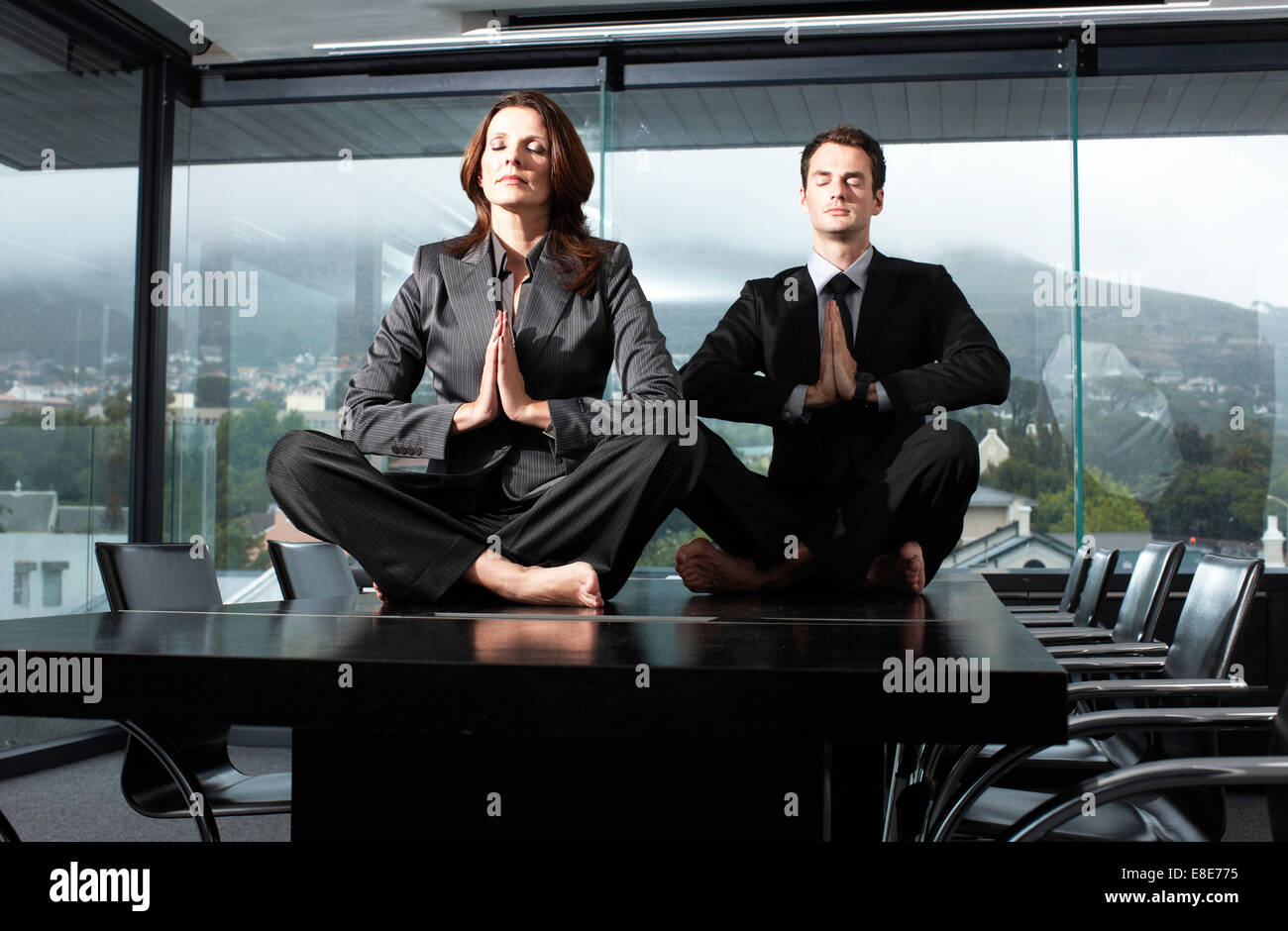 Использование фотографии без согласия. Медитация в офисе. Мужчина медитирует в офисе. Бизнес медитация. Спокойствие в офисе.
