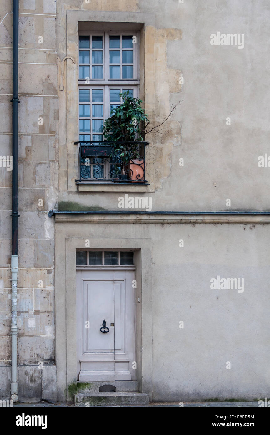 Ledge door hi-res stock photography and images - Alamy