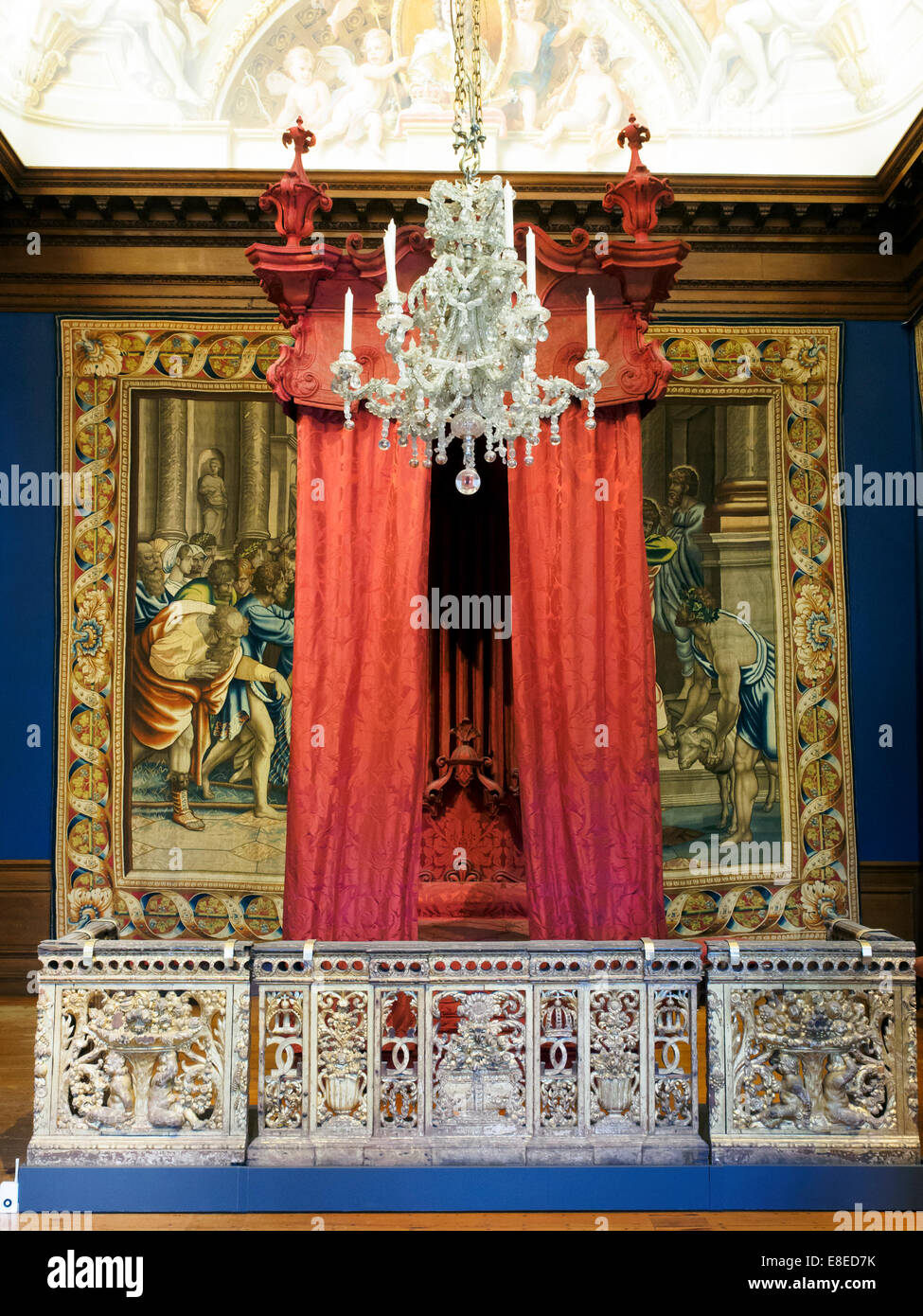 State bedchamber - Hampton Court Palace - England Stock Photo