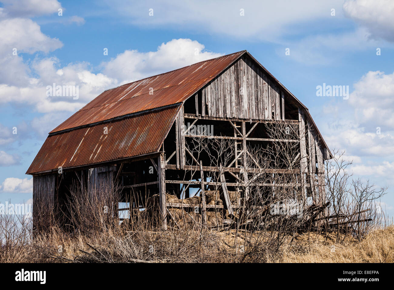 Old abandoned rusty old barn hi-res stock photography and images - Alamy