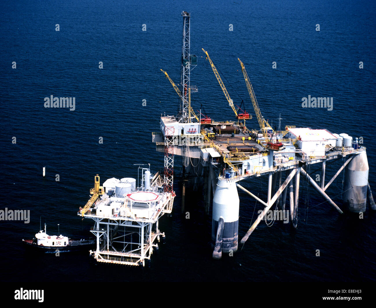 Semisubmersible oil rig hi-res stock photography and images - Alamy