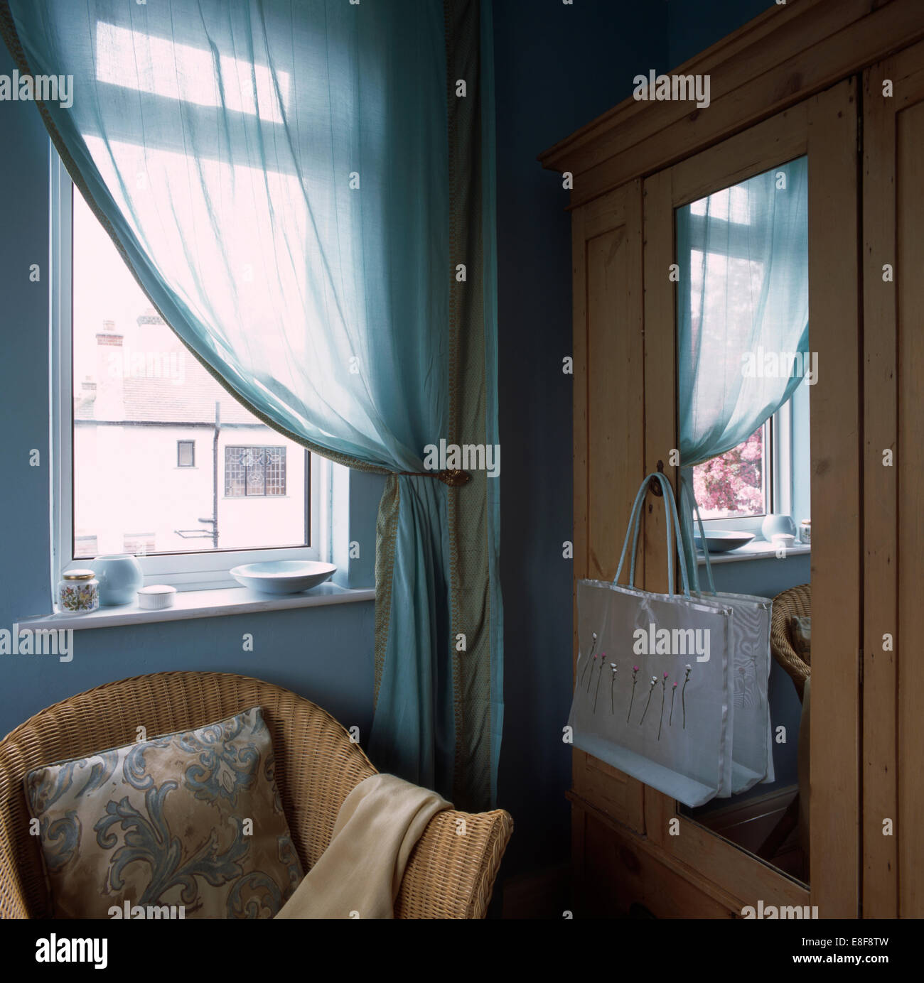 Above voile window hi-res stock photography and images - Alamy