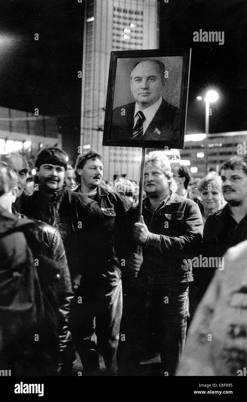 During a Monday demonstration, demonstrators carry a photo of Soviet leader Mikhail Gorbachev in Leipzig on 23 October 1989. Gorbachev and his politic of perestroika were perceived as a political hope for change in the GDR. Photo: Eberhard Kloeppel Stock Photo