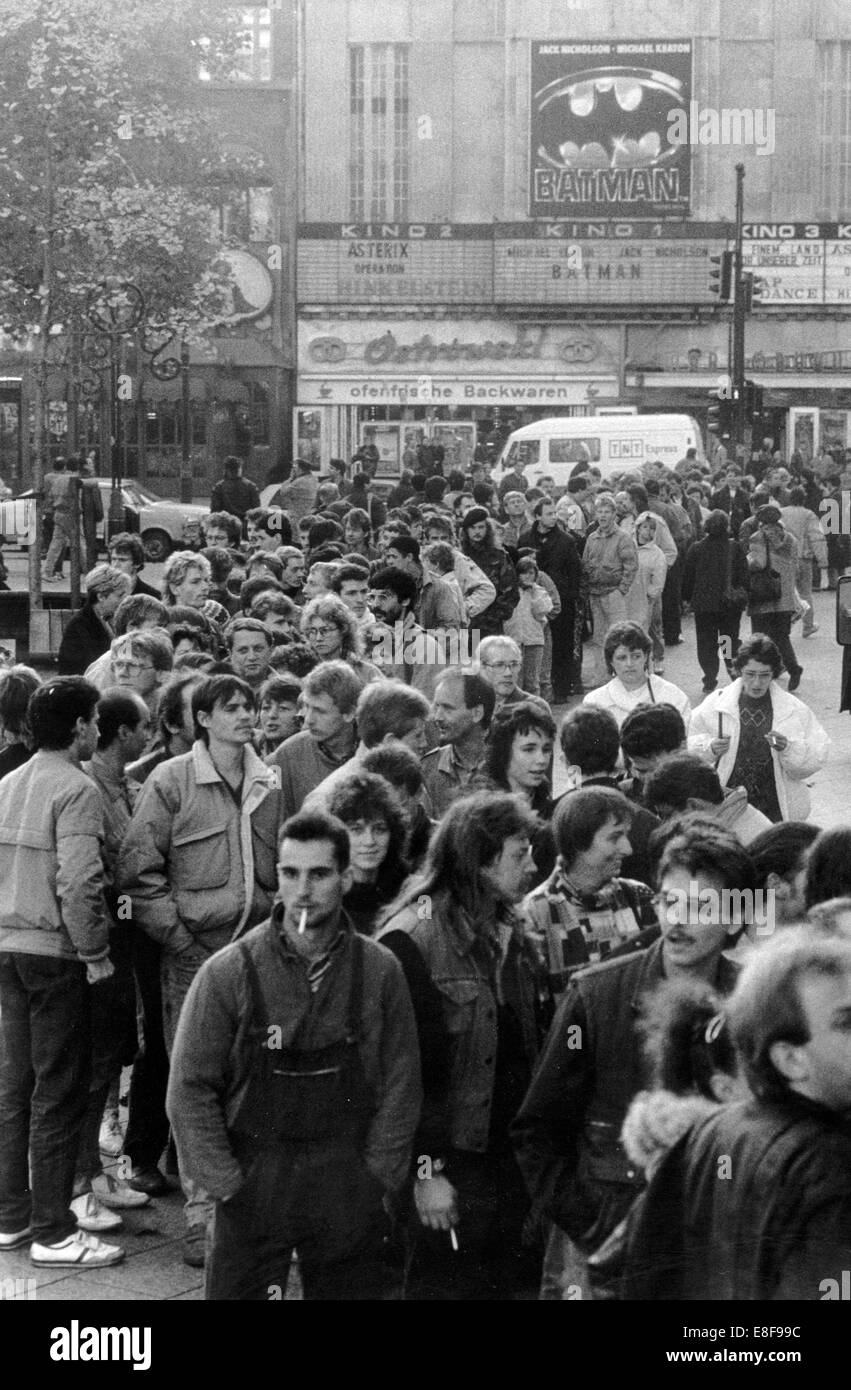 People east west berlin wall a hi-res stock photography and images - Page 3  - Alamy, image size:851x1390