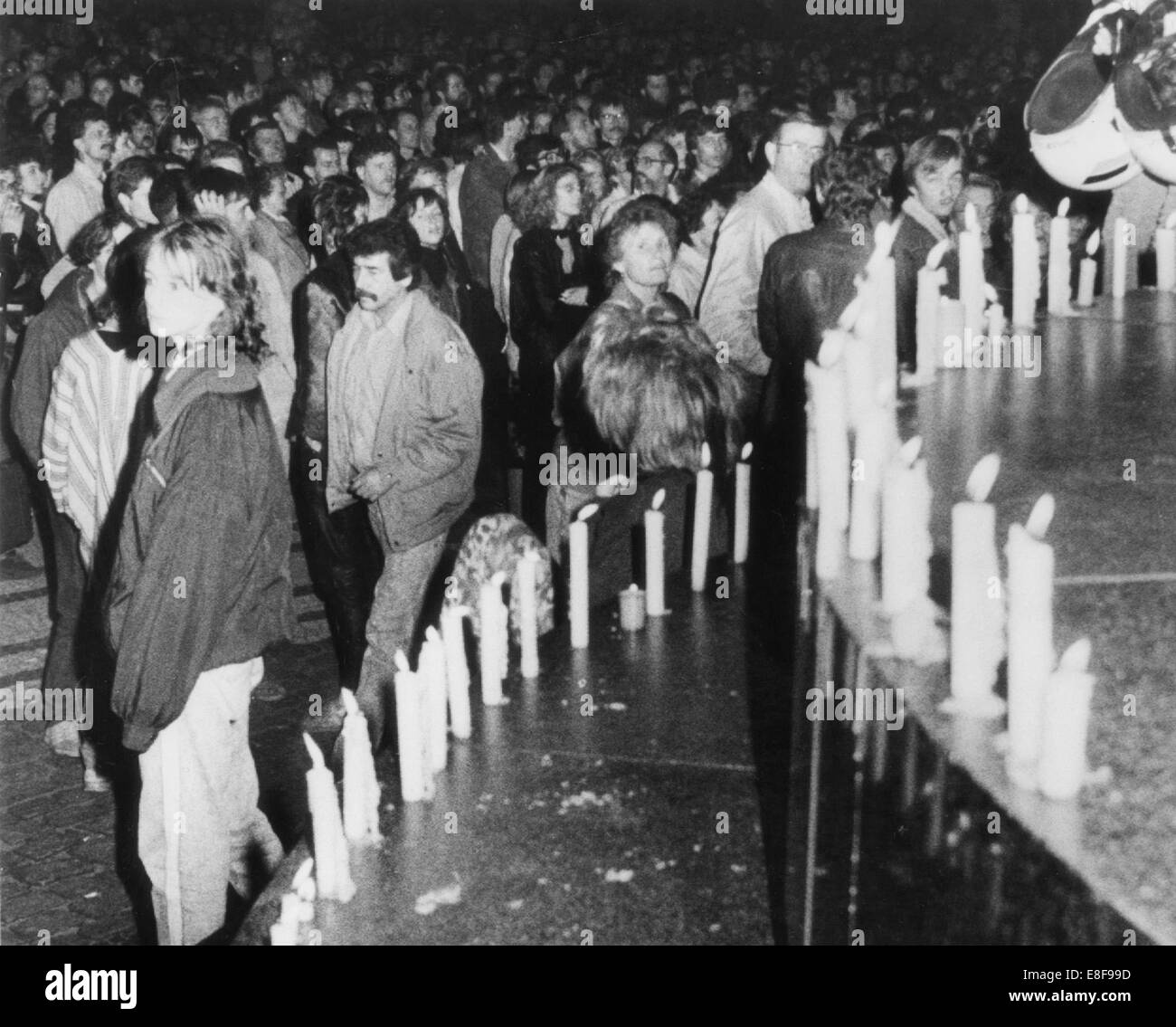 Citizens of Dresden with light candles on Theatre Square in front of Semperoper and demonstrate against the GDR government in october/November 1989. From early October on, Monday demonstrations took place in Dresden. Photo: Ulrich Haessler Stock Photo