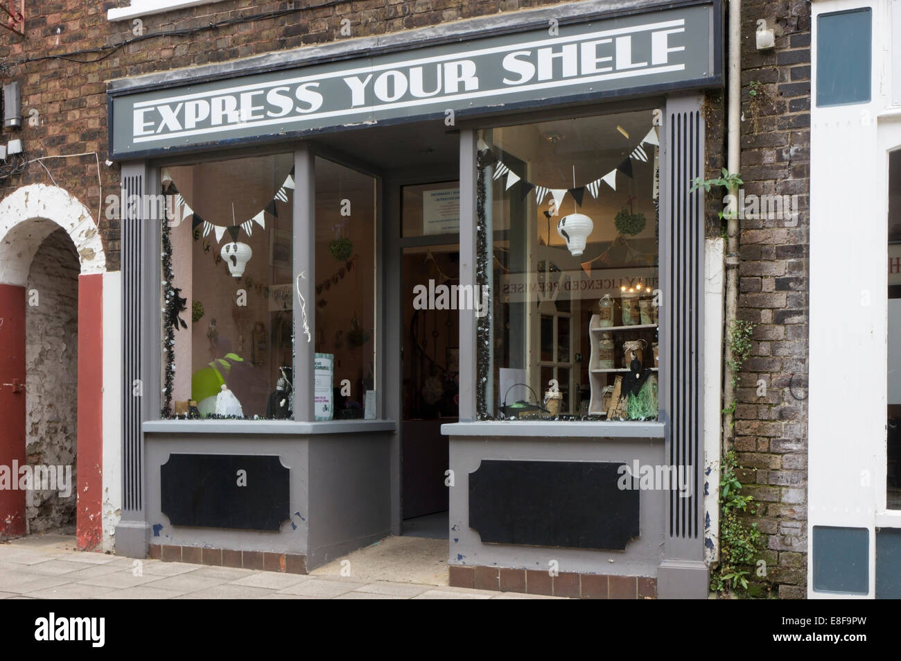 The Express Your Shelf craft shop in King's Lynn Stock Photo Alamy