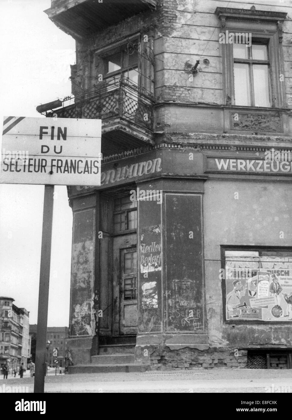 A sign marks the end of the French sector in front of a closed down shop in  Bernauer Street in Berlin on the 7th of July in 1961 Stock Photo - Alamy