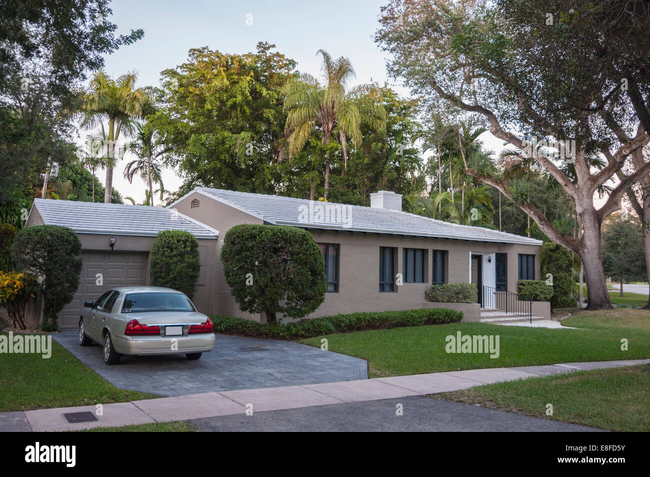 https://c8.alamy.com/comp/E8FD5Y/residential-house-in-coral-gables-florida-usa-E8FD5Y.jpg