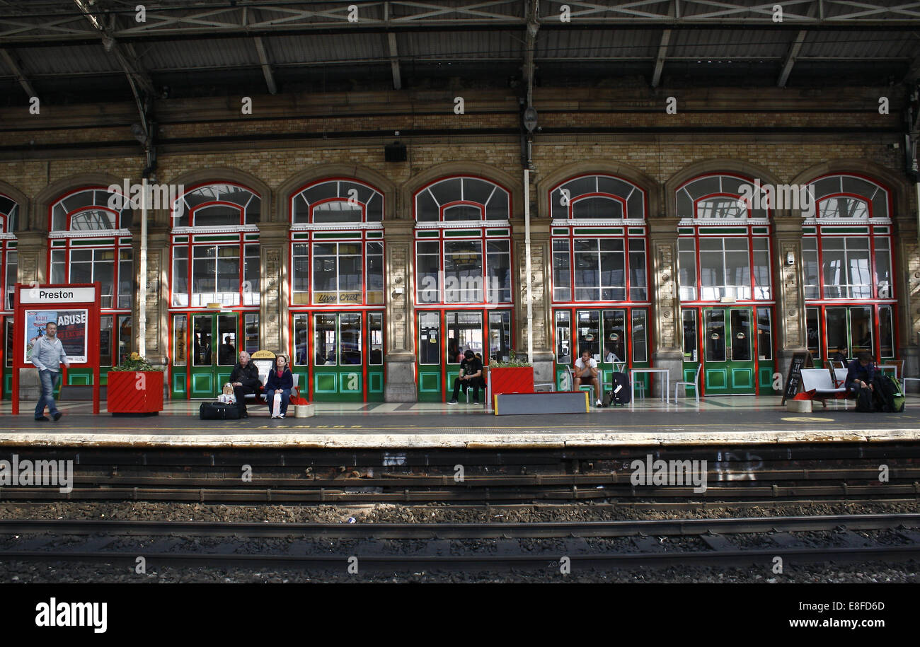 Preston railway station hi-res stock photography and images - Alamy