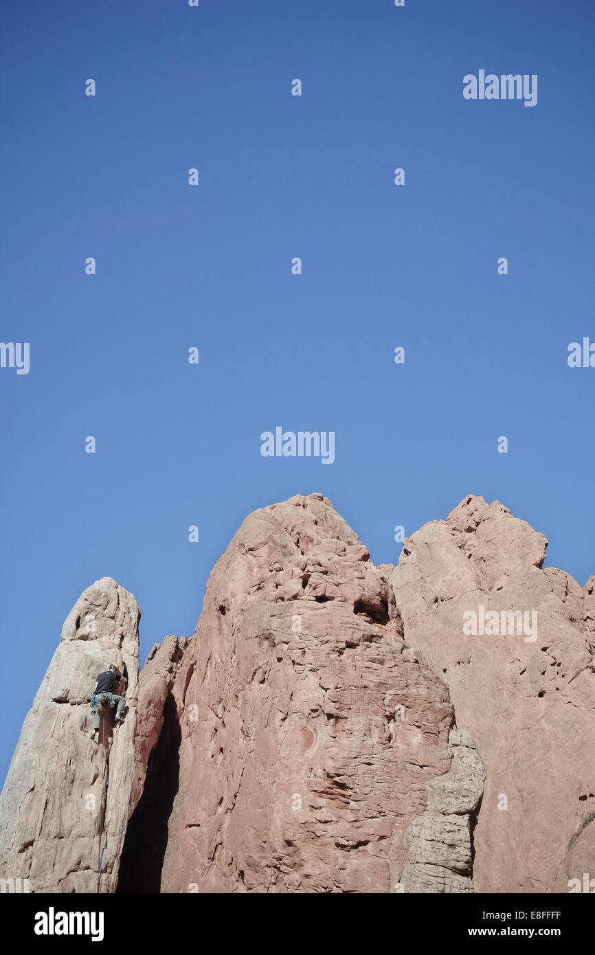 USA, Colorado, El Paso, Colorado Springs, Garden of the Gods, Garden Drive, Rock climber climbing spire Stock Photo