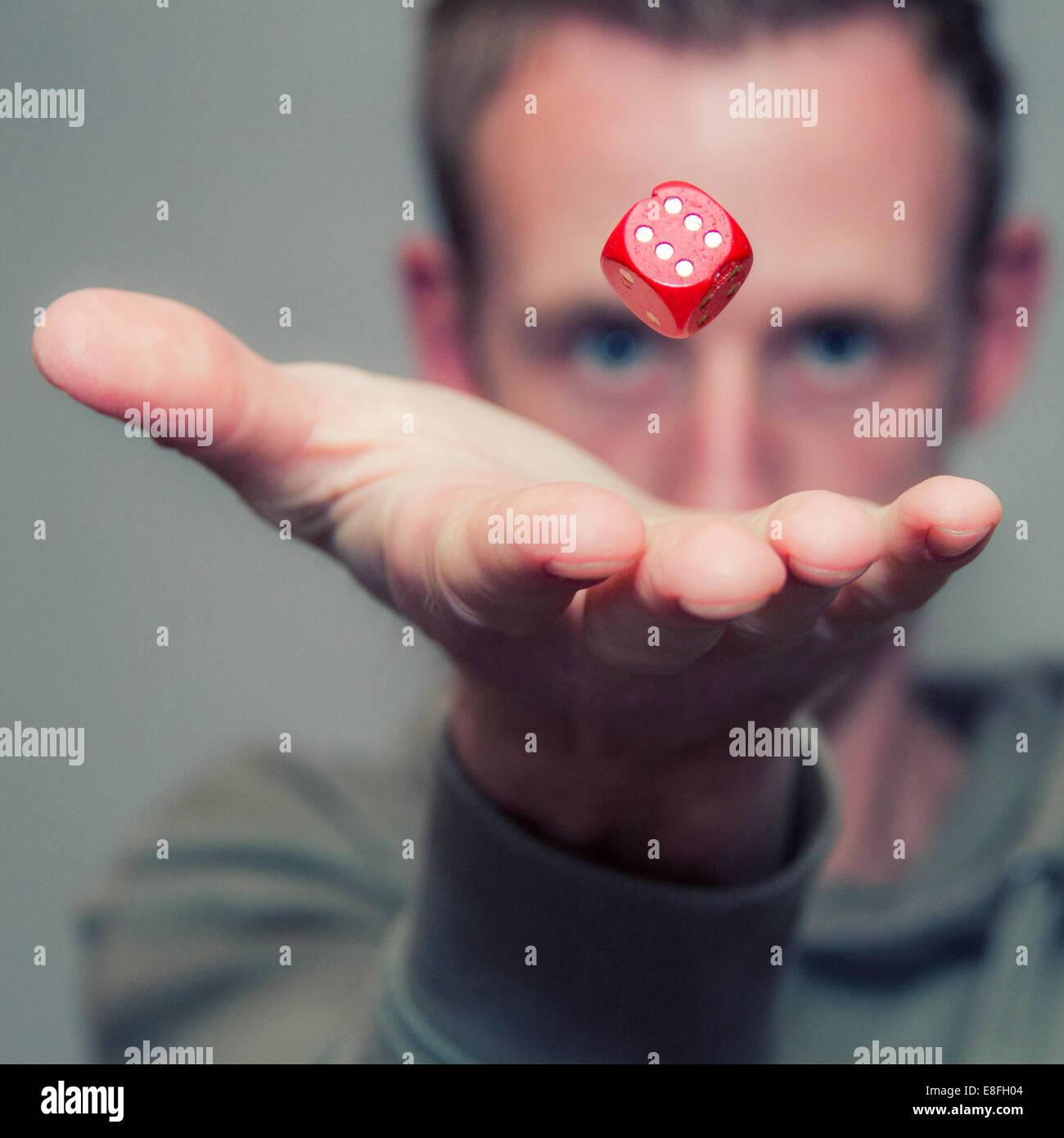 Hand throwing dice hires stock photography and images Alamy