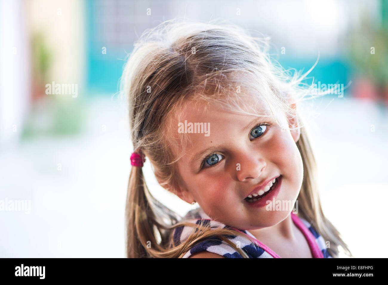 Portrait of a girl smiling Stock Photo - Alamy