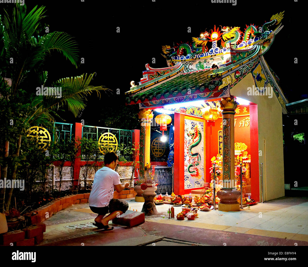 Prayer chinese temple hires stock photography and images Alamy