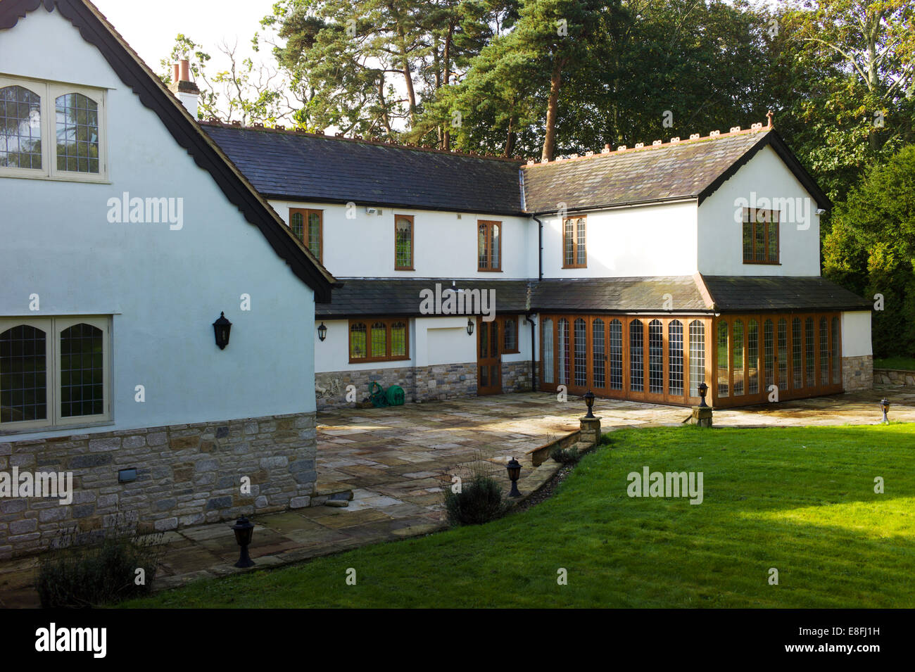 Country house and garden, Brockenhurst, New Forest, Hampshire, England, United Kingdom Stock Photo