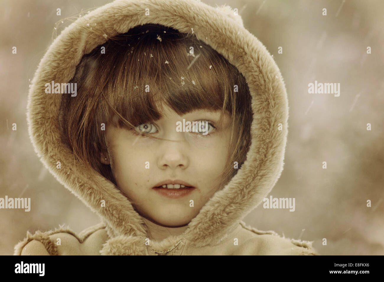 Girl wearing fur coat hi-res stock photography and images - Alamy