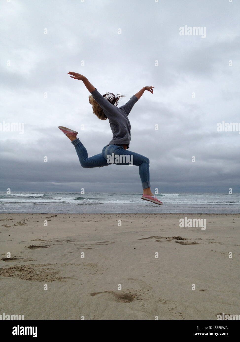 USA, Oregon, Tillamook County, Rockaway Beach, Young woman practicing ballet on beach Stock Photo