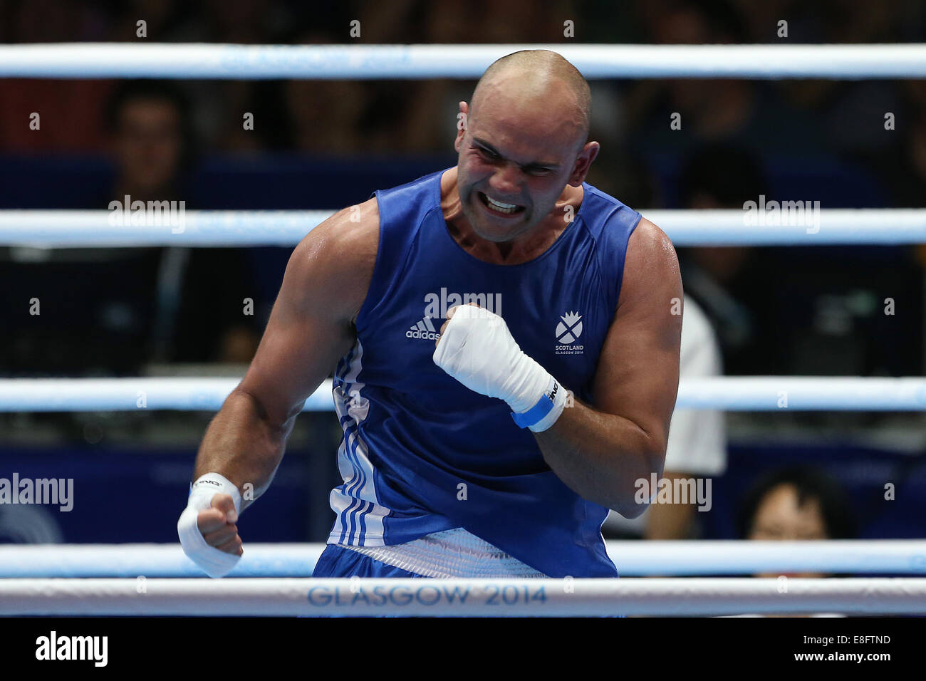 Ross Henderson (SCO) (Blue) beats Parveen Kumar (IND) (Red) - Boxing Super Heavy +91kg - SECC - Glasgow - UK - 25/07/2014 - Comm Stock Photo