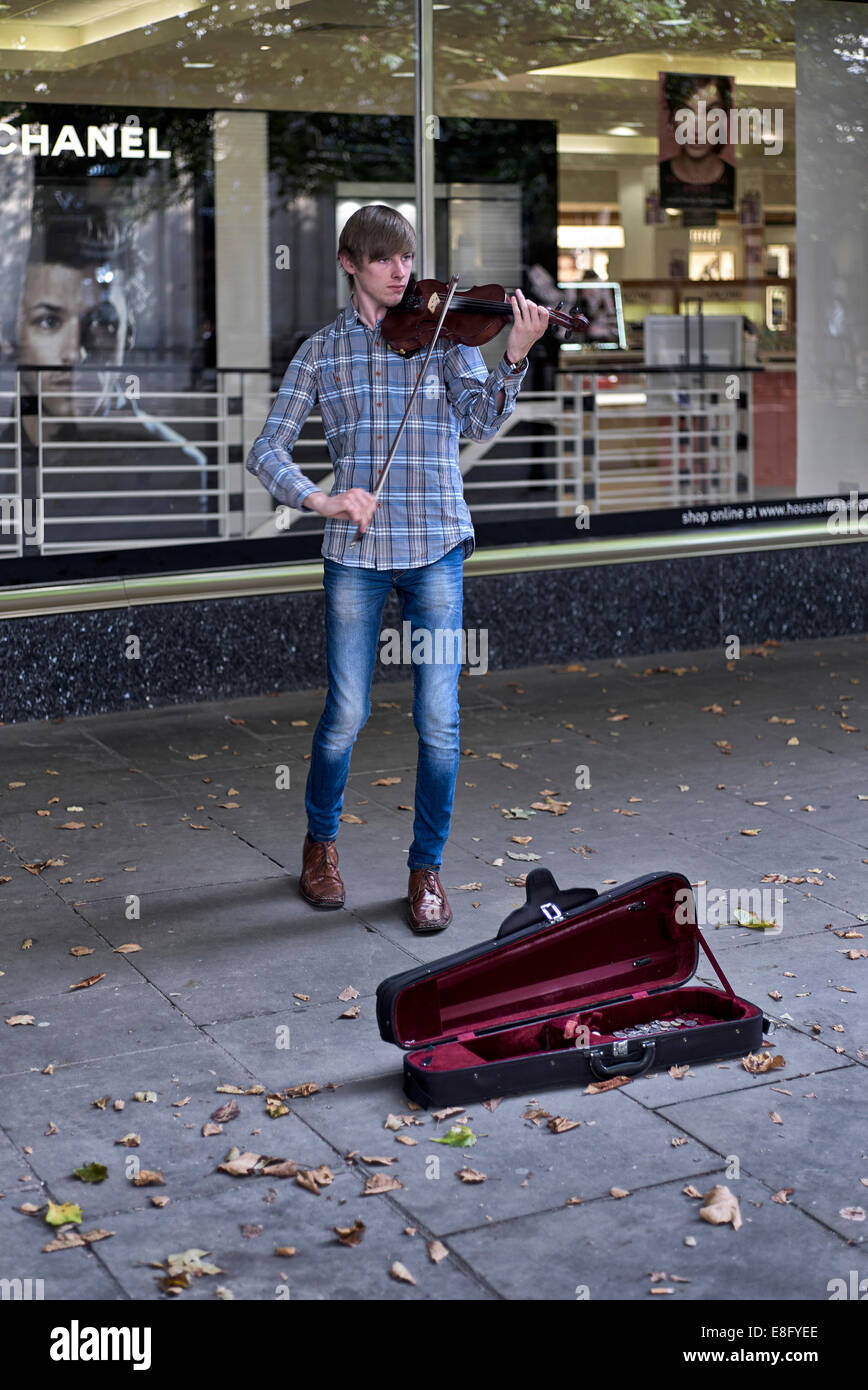 Street Busker playing a violin on a UK street. Cheltenham England Stock Photo