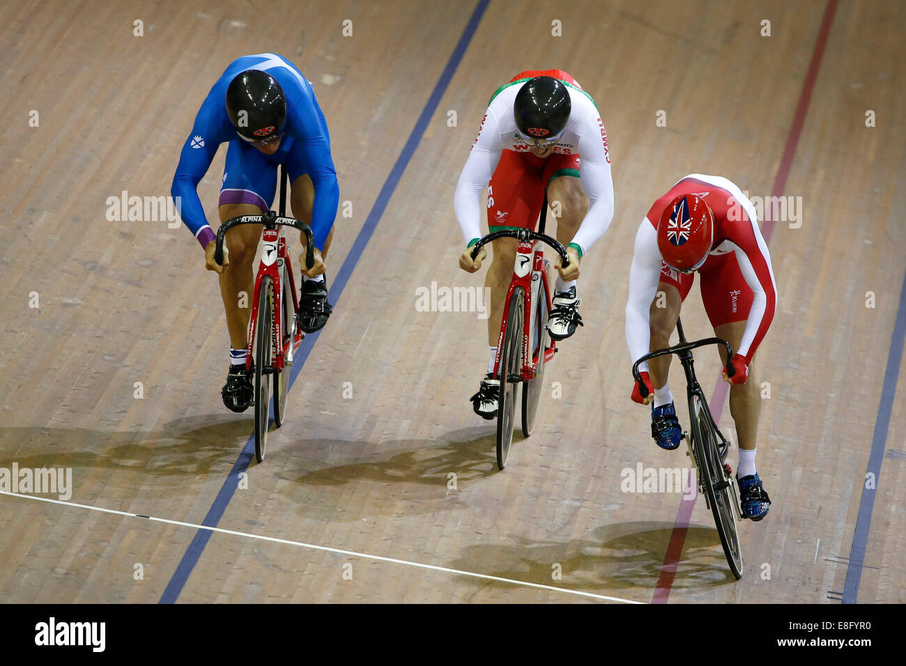 Jason Kenny (ENG), Callum Skinner (SCO) and Lewis Oliva (WAL) in action. Cycling - Mens Sprint 1st Round Repechage - Sir Chris H Stock Photo