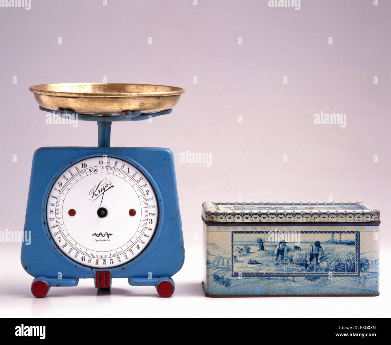 Vintage counter top scale balance, old farmhouse kitchen scale, retro