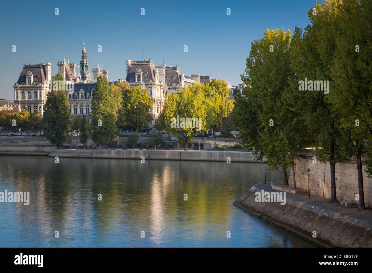 Early morning view of River Seine and Hotel de Ville, Paris, France Stock Photo