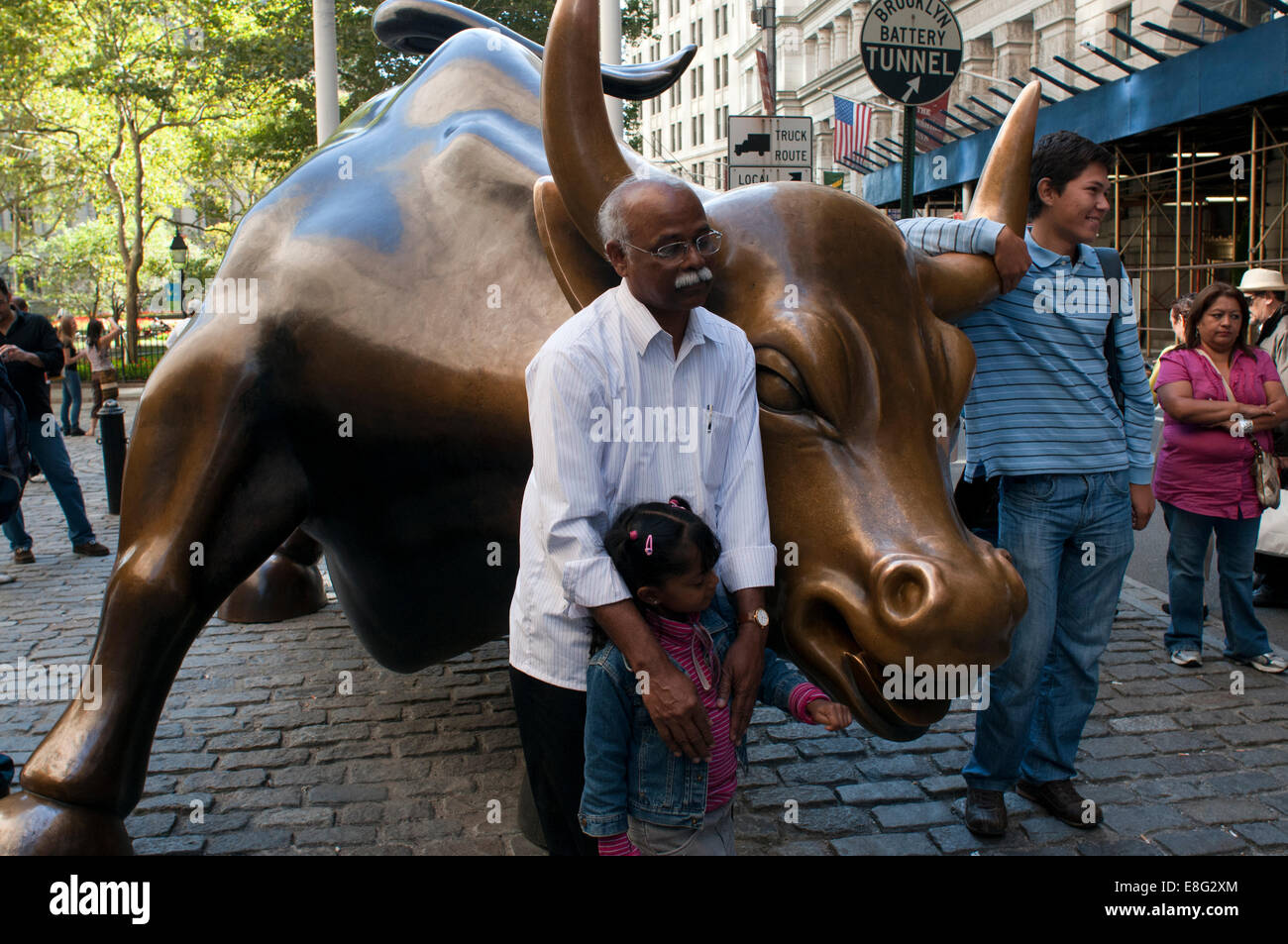 'CHARGING BULL SCULPTURE' NEAR WALL STREET IN THE DOWNTOWN FINANCIAL DISTRICT OF MANHATTAN NEW YORK CITY USA. Wall Street Bull. Stock Photo