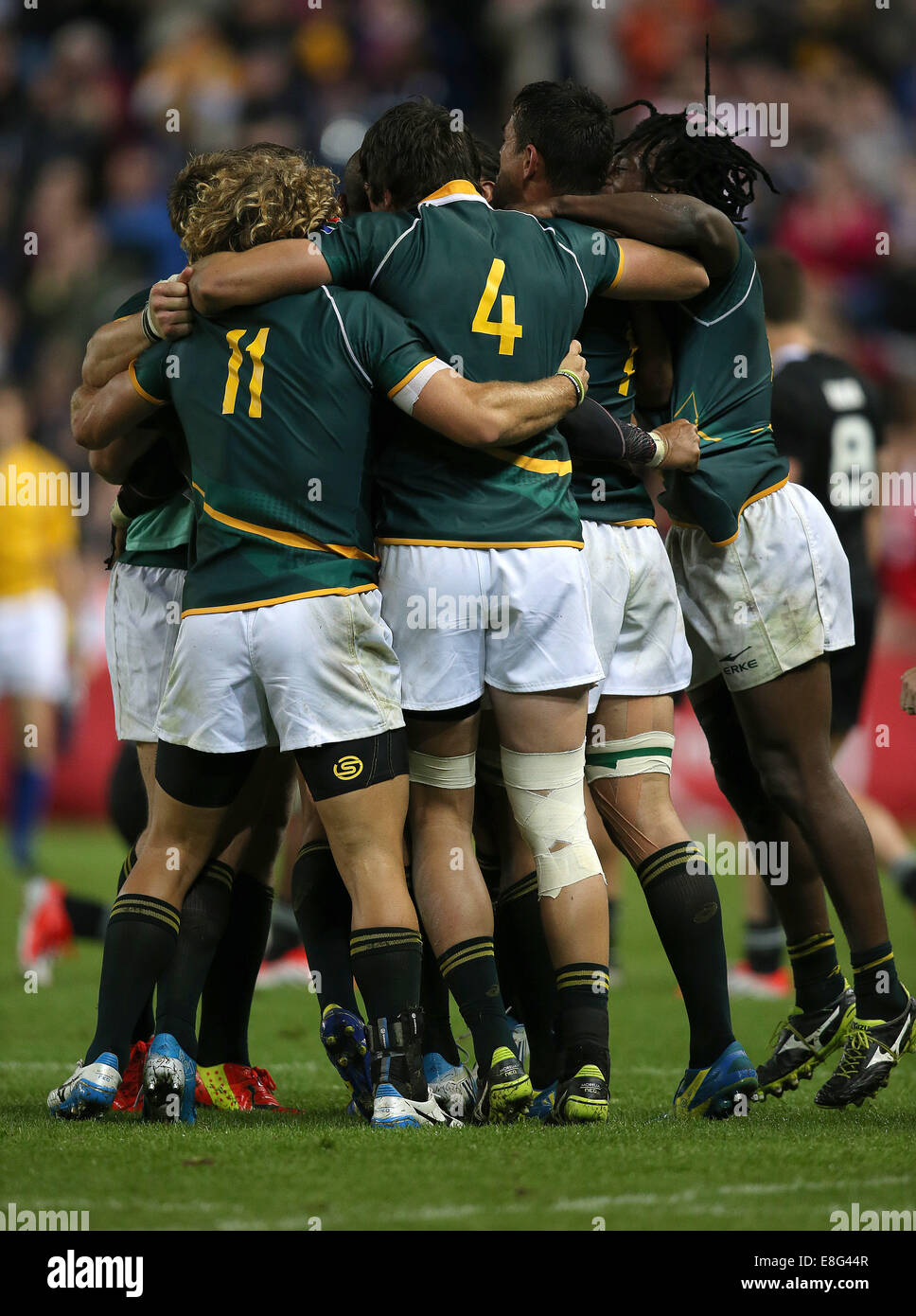 South Africa celebrate victory and the gold medal. South Africa v New Zealand  - Rugby Sevens FinalIbrox stadium - Glasgow - Sco Stock Photo